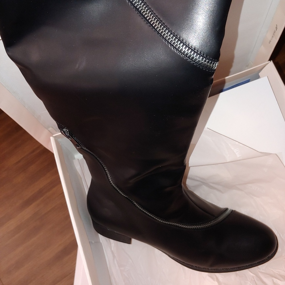 Zipper detailed boots